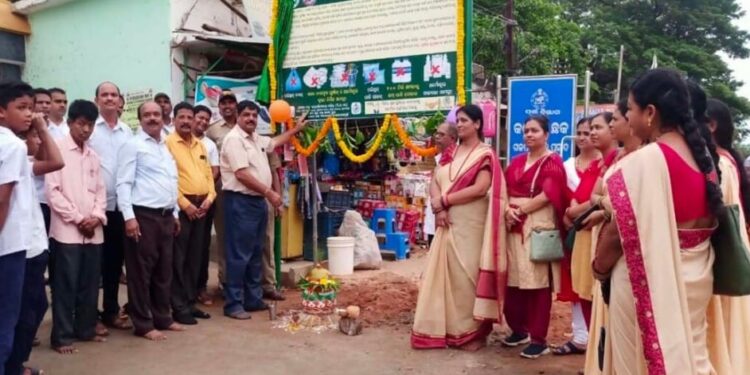 ବିଶ୍ୱ ପରିବେଶ ଦିବସ ଉପଲକ୍ଷେ ପରିବେଶ ସଚେତନତା  : ହୋର୍ଡିଙ୍ଗ ଏସିଏ ଫଓ ଗୌରୀ ରଥଙ୍କ ଉଦଘାଟିତ