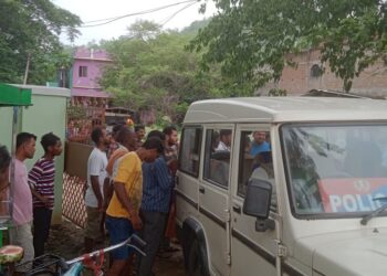 ଜବର ଦଖଲ ଜମି ବିବାଦକୁ ନେଇ : ଅଡବା ଗ୍ରାମବାସୀ ମୋହନା ବ୍ଲକ ଅଡବା ଗ୍ରାମସ୍ଥିତ ରାଜସ୍ଵ ନିରୀକ୍ଷକ ଙ୍କ କାର୍ଯ୍ୟାଳୟରେ – ପକଇଲେ ତାଲା
