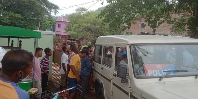 ଜବର ଦଖଲ ଜମି ବିବାଦକୁ ନେଇ : ଅଡବା ଗ୍ରାମବାସୀ ମୋହନା ବ୍ଲକ ଅଡବା ଗ୍ରାମସ୍ଥିତ ରାଜସ୍ଵ ନିରୀକ୍ଷକ ଙ୍କ କାର୍ଯ୍ୟାଳୟରେ – ପକଇଲେ ତାଲା