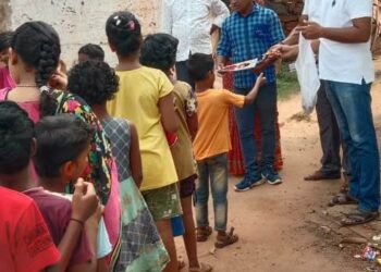 ସ୍କୁଲ ପିଲା ମାନଙ୍କୁ ଖାତା, କଲମ ବଣ୍ଟନ