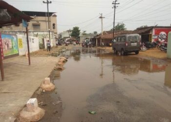 ଫେଲ ମାରୁଛି ଡ଼୍ରେନେଜ ବ୍ୟବସ୍ଥା : ରାସ୍ତା ଉପରେ ଡ଼୍ରେନ ପାଣି