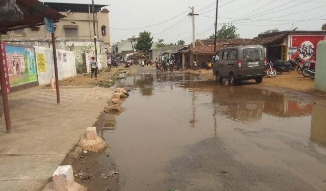 ଫେଲ ମାରୁଛି ଡ଼୍ରେନେଜ ବ୍ୟବସ୍ଥା : ରାସ୍ତା ଉପରେ ଡ଼୍ରେନ ପାଣି