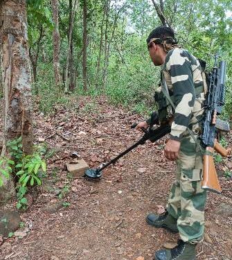 ଯବାନଙ୍କୁ ଟାର୍ଗେଟ କରି ମାଓବାଦୀ ଖଞ୍ଜିଥିଲେ ଆଇଇଡି, ରାସ୍ତାରୁ ଉଦ୍ଧାର କରି ନିଷ୍କ୍ରିୟ କଲେ ବିଏସଏଫ୍ ଯବାନ