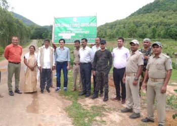 ବୈପାରିଗୁଡାରେ ବନମହୋତ୍ସବ : ଚାରା ଲଗାଇଲେ ସରକାରୀ କର୍ମଚାରୀ ଓ ଲୋକପ୍ରତିନିଥି