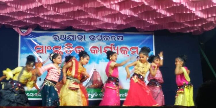 ପାରଳାଖେମୁଣ୍ଡି ଜଗନ୍ନାଥମନ୍ଦିର ପ୍ରାଙ୍ଗଣରେ ଅନୁଷ୍ଠିତ ସାଂସ୍କୃତି କକାର୍ଯ୍ୟ କ୍ରମର ପଞ୍ଚମଦିନରେ ମନ ମୋହିଲା ନୃତ୍ୟସଙ୍ଗୀତ