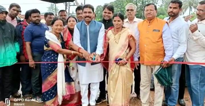 ନବ ନିର୍ମିତ ତୋରଣ ଉଦଘାଟନ କଲେ ବିଧାୟକ : ଅଧ୍ଯକ୍ଷ ଅନୁପସ୍ଥିତିକୁ ନେଇ ସାଧାରଣରେ ଅସନ୍ତୋଷ