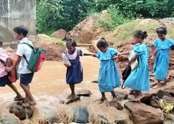 ଗଜପତି ଜିଲ୍ଲା ମୋହନା ବ୍ଲକ ଝରଣପୁର ଗାଁ ଗାଜେଲ ନାଳର ଦୃଶ୍ୟ ବିପଦ ସଂକୁଳ ଅବସ୍ଥାରେ ନାଳ ପାର ହୋଇ ସ୍କୁଲ ଯାଉଛନ୍ତି କୁନି କୁନି ଛାତ୍ର ଛାତ୍ରୀ