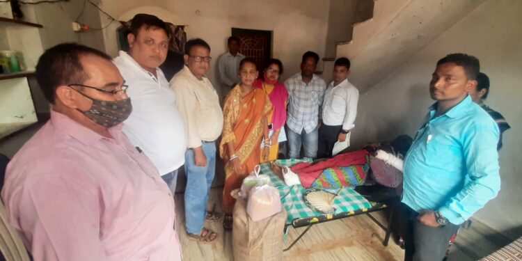 ଗଜପତି ଜିଲ୍ଲା ଗୁମ୍ମାବ୍ଲକ ତରଙ୍ଗଡା ପଞ୍ଚାୟତ ଅନ୍ତର୍ଗତ କେକେସିଂ ଗ୍ରାମର : ଅସହାୟ ପରିବାରକୁ ବ୍ରହ୍ମପୁର ସାଂସଦଙ୍କ ସହାୟତା