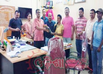 ମାଲକାନଗିରି ଜିଲ୍ଲା ମହାବିଦ୍ୟାଳୟର ଯୁକ୍ତ ଦୁଇ : ଶତକଡା ୭୭ ମାର୍କ ରଖି କାବ୍ୟା ମୁର୍ମୁ ସମଗ୍ର ଜିଲ୍ଲାରେ ଟପ୍ପର ହୋଇଥିବାରୁ – ତାଙ୍କୁ ସମ୍ବର୍ଦ୍ଧିତ କରାଯାଇଛି