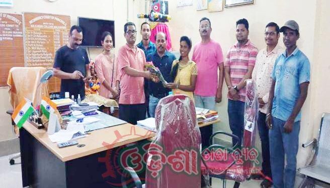 ମାଲକାନଗିରି ଜିଲ୍ଲା ମହାବିଦ୍ୟାଳୟର ଯୁକ୍ତ ଦୁଇ : ଶତକଡା ୭୭ ମାର୍କ ରଖି କାବ୍ୟା ମୁର୍ମୁ ସମଗ୍ର ଜିଲ୍ଲାରେ ଟପ୍ପର ହୋଇଥିବାରୁ – ତାଙ୍କୁ ସମ୍ବର୍ଦ୍ଧିତ କରାଯାଇଛି