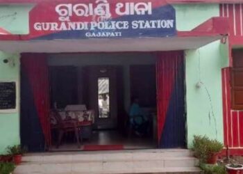  ଗୋଷାଣୀ ବ୍ଲକ ନିରୀକ୍ଷକଙ୍କୁ ଭିଜିଲାନ୍ସ ବିଭାଗରୁ ଆସିଛି ବୋଲି ପରିଚୟ ଦେଇଧମକାଇ ୮୫ହାଜର ଟଙ୍କା ଧରି ଚଂପଟ ତଦନ୍ତ ପାଇଁ ଦାବି l