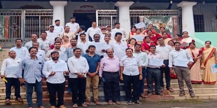 ପାରଳାଖେମୁଣ୍ଡି ସ୍ଥିତ ଏମ.ଆର.ବି.ଏଚ ସ୍କୁଲ ପରିସରରେ : ୫ଟି ଅନ୍ତର୍ଗତ ଜିଲ୍ଲାର ୧୭ଟି ରୂପାନ୍ତରିତ ବିଦ୍ୟାଳୟ ର ୫୦ଜଣ ଶିକ୍ଷକ ଓ ଶିକ୍ଷୟତ୍ରୀଙ୍କ ୫ଦିନିଆ ତାଲିମ ଶିବିରର ଆୟୋଜନ