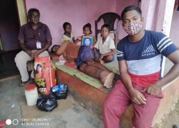 ଗଜପତି ଜିଲ୍ଲା ମୋହନା ବ୍ଲକ ଅଡବା ପଞ୍ଚାୟତ ଗୁଣ୍ଡିମା ଗ୍ରାମର ବାପାଙ୍କ ଚିକିତ୍ସା ପାଇଁ କୁନିକୁନି ପିଲାଙ୍କ ଆକୁଳ ନିବେଦନ