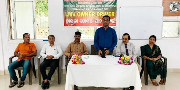 ପାରଳାଖେମୁଣ୍ଡି ସ୍ଥିତ ୟୁନିଅନ ବ୍ୟାଙ୍କ୍ ଦ୍ଵାରା ପରିଚାଳିତ ଗ୍ରାମୀଣ ଆତ୍ମ ନିଯୁକ୍ତି ପ୍ରଶିକ୍ଷଣ ଅନୁଷ୍ଠାନ ଠାରେ ଏଲ ଏମ ଭି ଡ୍ରାଇଭର ଟ୍ରେନିଂ ଆରମ୍ଭ