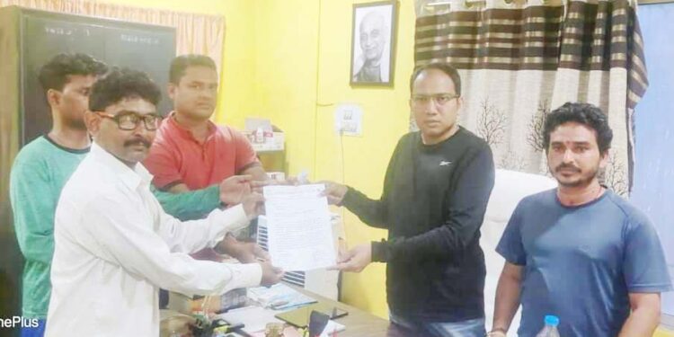 ସୋସିଆଲ ମିଡିଆରେ ହିନ୍ଦୁ ଦେବାଦେବୀ ଙ୍କୁ ବିଭ୍ରାନ୍ତିକର ମନ୍ତବ୍ୟଦେବା ଅଭିଯୋଗରେ ରାଷ୍ଟ୍ରୀୟ ବଜରଙ୍ଗ ଦଳ ପକ୍ଷରୁ ଥାନାରେ ଏତଲା : କାର୍ଯାନୁଷ୍ଠାନ ଦାବୀ