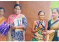 ସାମାଜିକ କାର୍ଯ୍ୟକ୍ରମରେ ଛତା ଓ ପାଠ୍ୟ ଉପକରଣ ବଣ୍ଟନ