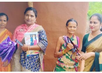 ସାମାଜିକ କାର୍ଯ୍ୟକ୍ରମରେ ଛତା ଓ ପାଠ୍ୟ ଉପକରଣ ବଣ୍ଟନ