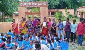 ପାଠପଢାକୁ କେନ୍ଦ୍ରକରି ଦୁଇ ଶିକ୍ଷୟିତ୍ରୀ ମୁହାଁମୁହିଁ : ଶିକ୍ଷା କମିଟି ଓ ଛାତ୍ରଛାତ୍ରୀମାନଙ୍କ ଧାରଣା