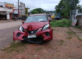 ଭାରସାମ୍ୟ ହରାଇ ରଥକୁ ଧକ୍କା ଦେଲା କାର : ଅଳ୍ପକେ ବର୍ତିଲେ ଚାଳକ