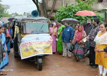 କରୋନା କାଳରେ ଡେଙ୍ଗୁ ଭୟ : ଘର ଘର ବୁଲି ସଚେତନତା କରାଇଲେ ସ୍ୱାସ୍ଥ୍ୟ କର୍ମଚାରୀ