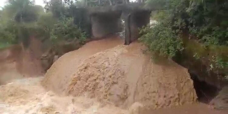 ନୂତନ ପୋଲ ନିର୍ମାଣ କରିବା ନେଇ ବିଧାୟକଙ୍କୁ ଗୁହାରୀ କଲେ ଗ୍ରାମବାସୀ