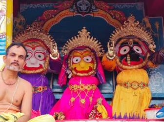 ବୈପାରିଗୁଡା ଠାରେ ଶହଶହ ଭକ୍ତ ଦେଖିଲେ ଚତୁର୍ଦ୍ଧାମୂର୍ତିଙ୍କ ସୁନାବେଶ ବେଶ ବହୁ ସ୍ଥାନରୁ ଭକ୍ତଙ୍କ ସମାଗମ