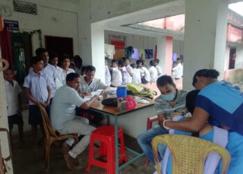 କରୋନା ସଂକ୍ରମଣକୁ ରୋକିବା ପାଇଁ : ଛାତ୍ରଛାତ୍ରୀ ମାନଙ୍କୁ ଟିକା ପ୍ରଦାନ