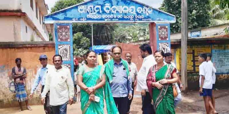 ମାଲକାନଗିରି ଜିଲ୍ଲାପରିଷଦ ଅଧ୍ୟକ୍ଷାଙ୍କ ବିଭିନ୍ନ ଆବାସିକ ବିଦ୍ୟାଳୟ ଗସ୍ତ