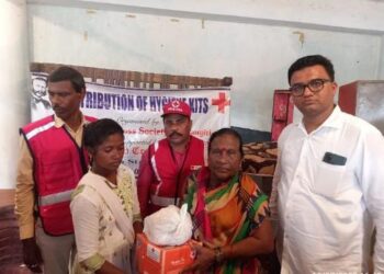 ଭୁବନେଶ୍ୱର ତରଫରୁ ଏକ ଶହ ସ୍ୱାସ୍ଥ୍ୟକିଟ ଜିଲ୍ଲାପାଳ ବିଶାଳ ସିଂଙ୍କ ନିର୍ଦ୍ଦେଶ କ୍ରମେ : ବନ୍ୟା ପ୍ରଭାବିତ ଅଞ୍ଚଳ ସ୍ୱାସ୍ଥ୍ୟକିଟ ଓ ଶୁଖିଲା ଖାଦ୍ୟ ବଣ୍ଟନ