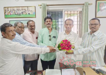 ଜିଲ୍ଲାର ବିଭିନ୍ନ ସମସ୍ୟା ଓ ବିକାଶ ମୂଳକ କାର୍ଯ୍ୟକୁ ନେଇ : ମନ୍ତ୍ରୀଙ୍କ ସହ ଆଲୋଚନା କଲେ ପୂର୍ବତନ ବିଧାୟକ ମାନସ ମାଡକାମି ଓ ପୈ।ରାଧ୍ୟକ୍ଷ ମନୋଜ କୁମାର ବାରିକ