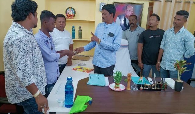 ମାଲଲକାନଗିରି ମ୍ୟୁନିସପାଲିଟିରେ ଜନ୍ମ ପଞ୍ଜିକରଣର ସର୍ଟିଫିକେଟ ପାଇଁ : ଜବରଦସ୍ତ ୩୫୦ ଟଙ୍କା ଆଦାୟ – ଅଧ୍ୟକ୍ଷ ମନୋଜ କର୍ମଚାରୀଙ୍କୁ ତାଗିଦ କଲେ