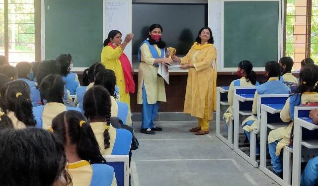 ଜିଲ୍ଲାପାଳ ଡ଼ାଃ. ପୋମା ଟୁଡୁ : ନୟାଗଡ ବ୍ଲକ ନୋତର – ଆଦର୍ଶ ବିଦ୍ୟାଳୟ ପରିଦର୍ଶନ