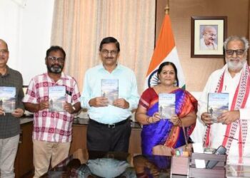 ପ୍ରଦୀପ କୁମାର ରଥଙ୍କ ଆତ୍ମ ଜୀବନୀ ‘ଥ୍ରୁ ରେନ୍‍ସ ଆଣ୍ଡ ସନ୍‍ସାଇନ୍’ ରାଜ୍ୟପାଳଙ୍କ ଦ୍ୱାରା ଉନ୍ମୋଚିତ