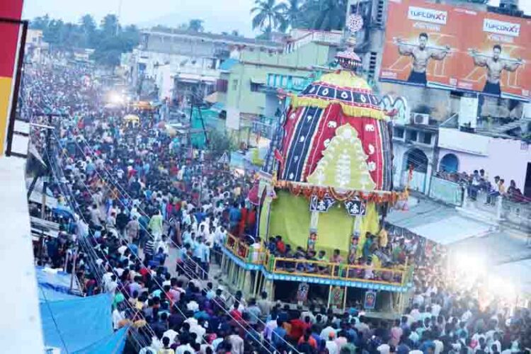 ଜନ୍ମ ବେଦୀରେ ଲୀଳା ଖେଳା ସାରି : ଶ୍ରୀମନ୍ଦିର ନିକଟରେ ପହଞ୍ଚିଲେ ଶ୍ରୀ ଜୀଉ – ଅଟକିଲେ ମଝିଦାଣ୍ଡରେ ସୁଭଦ୍ରାଙ୍କ ଦେବଦୋଳନ ରଥ