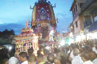 ବାହୁଡ଼ା ଯାତ୍ରା ଶେଷରେ : ଶ୍ରୀମନ୍ଦିର ସିଂହଦ୍ୱାର ସମ୍ମୁଖରେ ପହଞ୍ଚିଛନ୍ତି ତିନି ରଥ – ଆଜି ଅଧର ପଣା ନିତି ସଂମ୍ପନ୍ନ ପରେ ତିନି ଠାକୁରଙ୍କୁ ନିଳାଦ୍ରି ବିଜେ କରାଯିବ