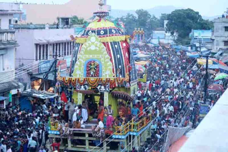 ଜନ୍ମ ବେଦୀରେ ଲୀଳା ଖେଳା ସାରି : ଶ୍ରୀମନ୍ଦିର ନିକଟରେ ପହଞ୍ଚିଲେ ଶ୍ରୀ ଜୀଉ – ଅଟକିଲେ ମଝିଦାଣ୍ଡରେ ସୁଭଦ୍ରାଙ୍କ ଦେବଦୋଳନ ରଥ