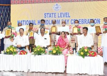 ରାଜ୍ୟସ୍ତରୀୟ ଜାତୀୟ ହସ୍ତତନ୍ତ ଦିବସ ପାଳିତ : ପୁରସ୍କୃତ ହେଲେ ତନ୍ତୁବାୟ ସହଯୋଗ ସମିତି – ଯୋଗଦେଲେ ଜାତୀୟ ଓ ରାଜ୍ୟ ପୁରସ୍କାରପ୍ରାପ୍ତ ବୁଣାକାରଙ୍କ ସହ ଅନେକ ବୁଣାକାର ଭାଇଭଉଣୀ
