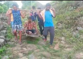 ଗଜପତି ଜିଲ୍ଲା ମୋହନା ବ୍ଲକ ଅନ୍ତର୍ଗତ ହୁଏର ଗ୍ରାମକୁ ରାସ୍ତା ନ ଥିବାରୁ ୩ କିମି ଘାଟି ରାସ୍ତାରେ ଦୋଳା କରି ବୁହା ହେଲେ ରୋଗୀ