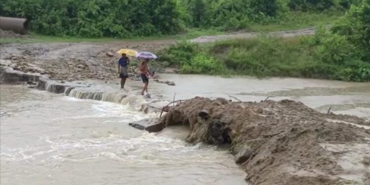 ଲଗାଣ ବର୍ଷାରେ ହରଭଙ୍ଗି ନଦୀରେ ଭାସିଗଲା ଅସ୍ଥାୟୀ ପୋଲ : ୪ ଖଣ୍ଡ ଗାଁକୁ ଯୋଗାଯୋଗ ବିଛିନ୍ନ – ଫସି ରହିଛନ୍ତି କଲେଜ ଛାତ୍ରୀ