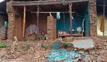 ଲଗାଣ ବର୍ଷାରେ ଭୁଷୁଡିଲା କାନ୍ଥ : ଅଳ୍ପକେ ବର୍ତ୍ତିଲେ ପରିବାର ଲୋକେ