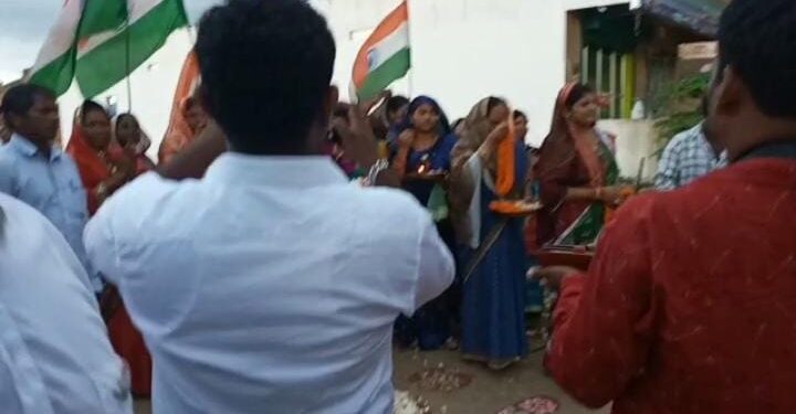 ଅହିଂସା ରଥ କୁ ସ୍ବାଗତ ସମ୍ବର୍ଦ୍ଧନା ଜଣାଇଲେ ସିଙ୍ଗାର ପଲ୍ଲୀ – ସରପଞ୍ଚ ଗାୟତ୍ରୀ ବେହେରା