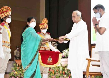ବିଭିନ୍ନ କ୍ଷେତ୍ରର କାର୍ଯ୍ୟରତ କର୍ମଚାରୀଙ୍କୁ ପଦକ ପ୍ରଦାନ କଲେ : ମୁଖ୍ୟମନ୍ତ୍ରୀ ନବୀନ ପଟ୍ଟନାୟକ