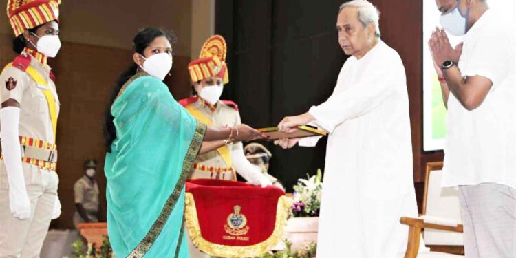 ବିଭିନ୍ନ କ୍ଷେତ୍ରର କାର୍ଯ୍ୟରତ କର୍ମଚାରୀଙ୍କୁ ପଦକ ପ୍ରଦାନ କଲେ : ମୁଖ୍ୟମନ୍ତ୍ରୀ ନବୀନ ପଟ୍ଟନାୟକ