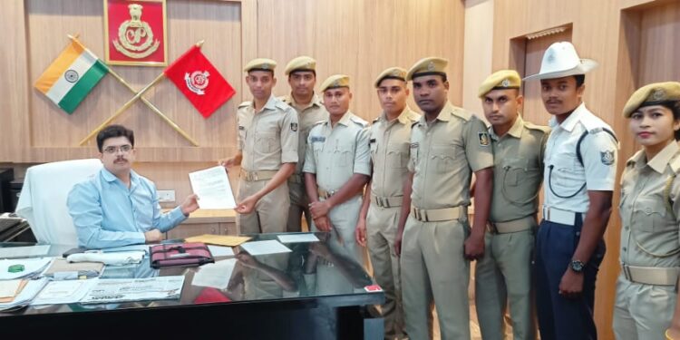 ଚୁକ୍ତିଭିତ୍ତିକ ନିଯୁକ୍ତି ଉଚ୍ଛେଦ ଦାବିରେ କଳା ବ୍ୟାଚ ପରିଧାନ ଦଶମ ଦିନରେ