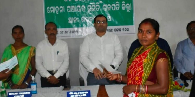 ପ୍ରବଳ ବର୍ଷା ସତ୍ବେ ମୋହନା ବ୍ଲକ ର ଦୁର୍ଗମ ଆଦିବାସୀ : ଅଧ୍ୟୁଷିତ ଗରଡମା ପଞ୍ଚାୟତରେ ଗଜପତି ଜିଲ୍ଲାପାଳ ଙ୍କ ଯୁଗ୍ମ – ଅଭିଯୋଗ ଶୁଣାଣୀ କାର୍ଯ୍ୟକ୍ରମ ଅନୁଷ୍ଠିତ