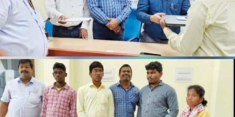 ପାରଳାଖେମୁଣ୍ଡି ସ୍ଥିତ ଜିଲ୍ଲାପାଳଙ୍କ ଜନ ଅଭିଯୋଗ ଶୁଣାଣି ପ୍ରୋକଷ୍ଠ ଠାରେ ୫ଜଣ ଦୃଷ୍ଟିହୀନ ଛାତ୍ର ଛାତ୍ରୀ ଙ୍କୁ ଲାପଟପ୍ ବଣ୍ଟନ କାର୍ଯ୍ୟକ୍ରମ ଅନଷ୍ଠିତ