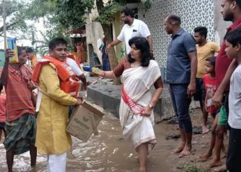 ବନ୍ୟାଞ୍ଚଳ ପରିଦର୍ଶନ : ଶୁଖିଲାଖାଦ୍ୟ ଓ ଔଷଧ ବଣ୍ଟନ କଲେ ସାଂସଦ ଅପରାଜିତା