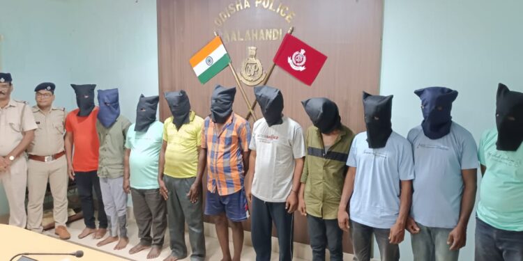 କଳାହାଣ୍ଡି ପୋଲିସକୁ ବଡ ସଫଳତା , ୧୦ ଡକାୟତକୁ ଗିରଫ ୬ ଲକ୍ଷ ୩୫ ହଜାର ଟଙ୍କା ସହ ସୁନାଗହଣା ଓ ମାରଣାସ୍ତ୍ର ଜବତ