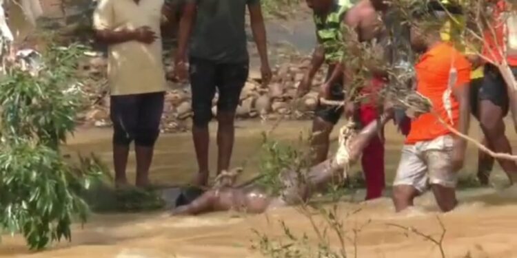 କନ୍ଧମାଳ, ପୋଲ ଉପରେ ତିନି ଫୁଟ ପାଣି : ବାଇକ୍ ଆରୋହୀ ଭାସିଗଲେ – ମୃତ ଦେହ ଉଦ୍ଧାର