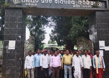 ରାସ୍ତା ନିର୍ମାଣ ଓ ଗୋଚର ଜମିରୁ ଜବର ଦଖଲ ଉଛେଦ ଦାବିରେ କନ୍ଧମାଳ ଜିଲ୍ଲାପାଳ ଙ୍କୁ ଦାବୀପତ୍ର ପ୍ରଦାନ